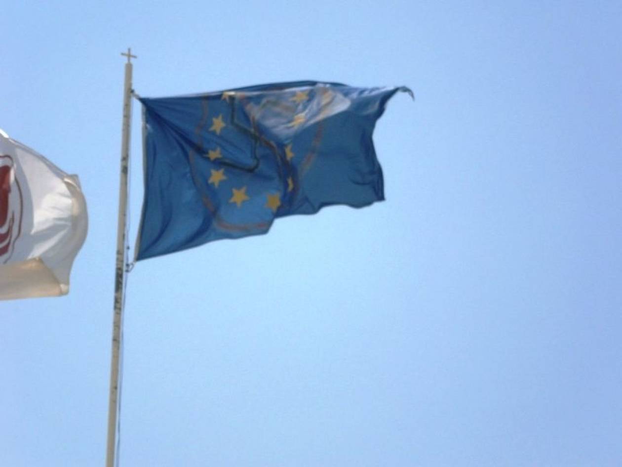 Βόλος: Ζωγράφισαν τη σβάστικα στη σημαία της Ευρωπαϊκής Ένωσης