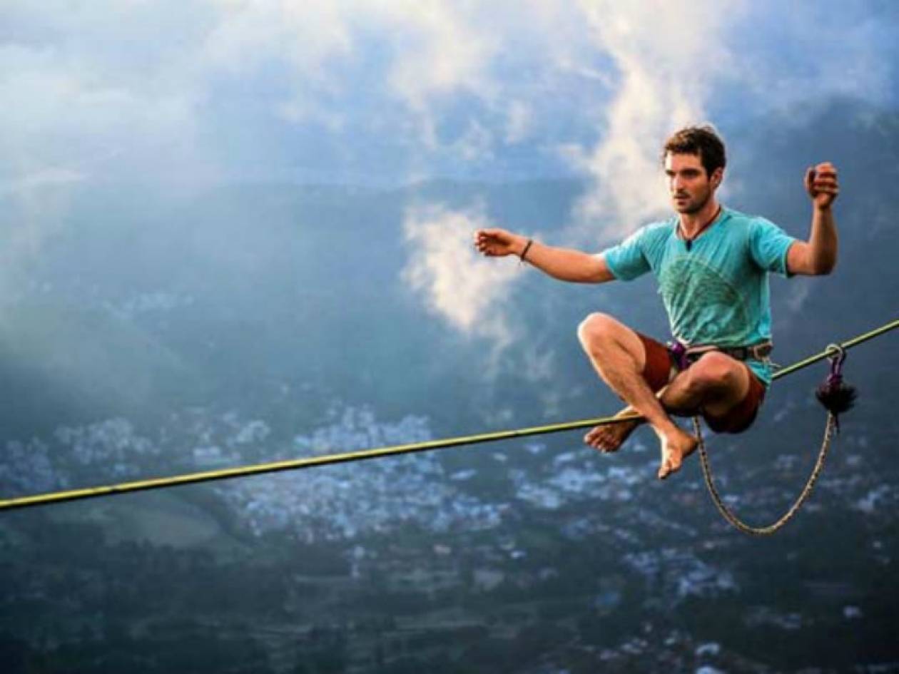 Κόβει την ανάσα: Περπατάει σε σκοινί πάνω από το Ρίο ντε Τζανέιρο