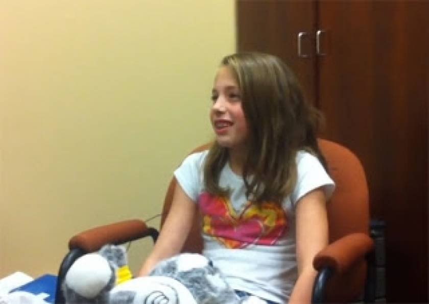ΣΥΓΚΛΟΝΙΣΤΙΚΟ: 10χρονο κωφό κορίτσι ακούει για πρώτη φορά τη φωνή του!