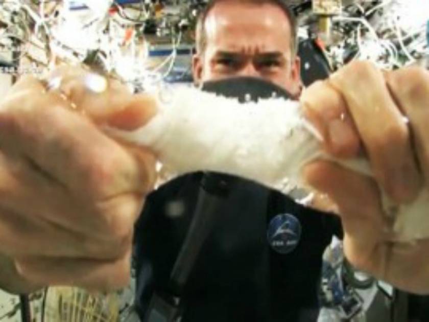 Βίντεο: Στύβοντας ένα βρεγμένο πανί στο διάστημα!