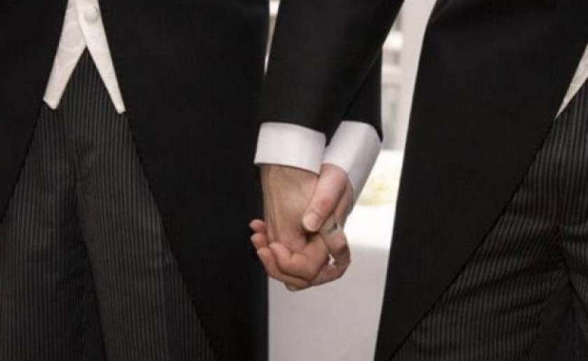 Γαλλία: Εγκρίθηκε τελεσίδικα ο νόμος για τον γάμο των ομοφυλόφιλων