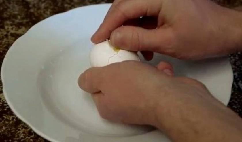 Απίστευτο βίντεο: Φτιάχνει ομελέτα χωρίς να σπάσει το αβγό!