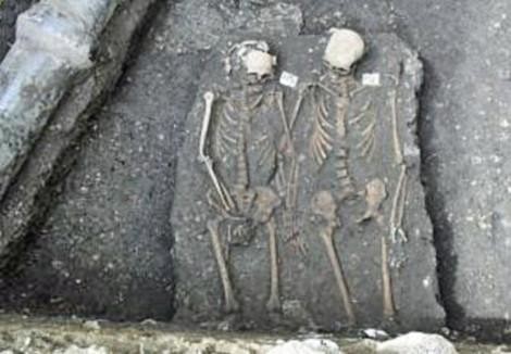 Ένας αιώνιος έρωτας: Ζευγάρι κρατιέται χέρι-χέρι εδώ και 1.500 χρόνια 