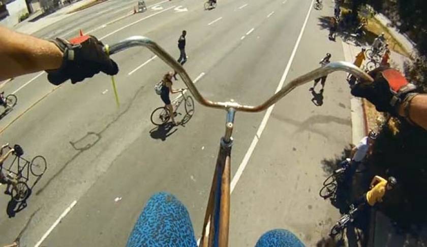 Βίντεο: Απίστευτη βόλτα με ποδήλατο ύψους 4,5 μέτρων!