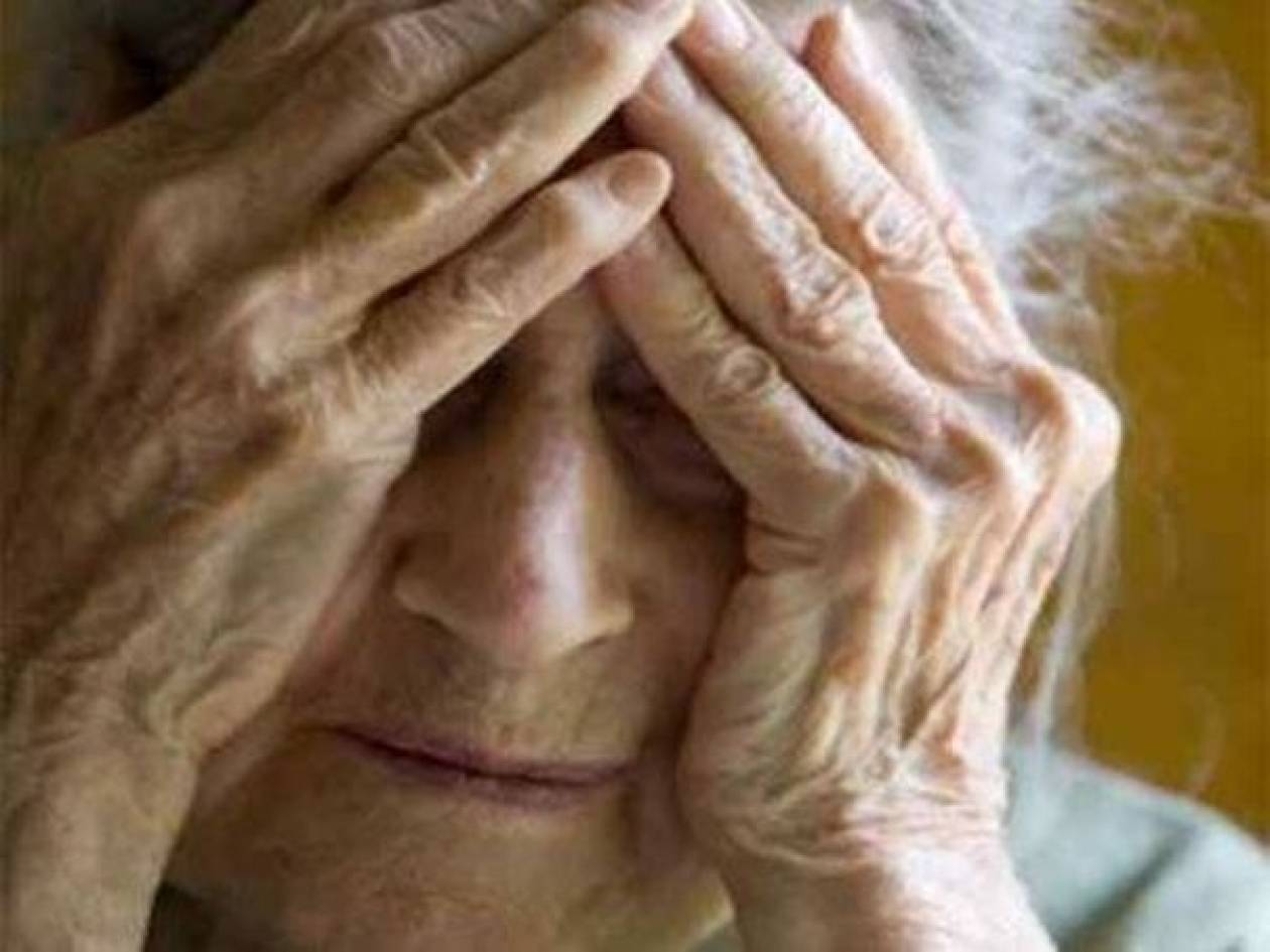 «Χειροπέδες» σε γιαγιά για απόπειρα ληστείας με κουζινομάχαιρο