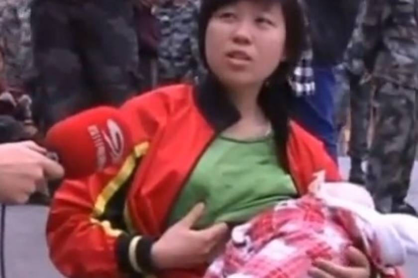 Απίστευτο: Περαστική μητέρα βρήκε και θήλασε ξένο μωρό στα ερείπια!