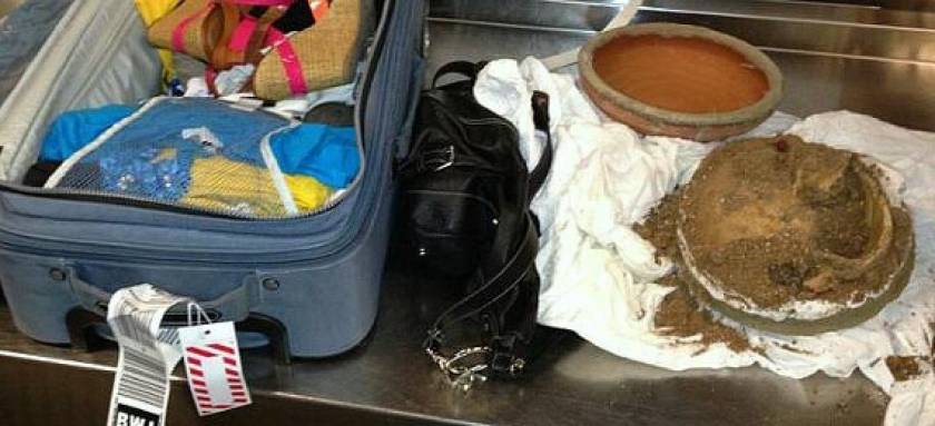 ΣΟΚ: Βρήκαν ανθρώπινο κρανίο και δόντια μέσα σε δοχείο στο αεροδρόμιο!