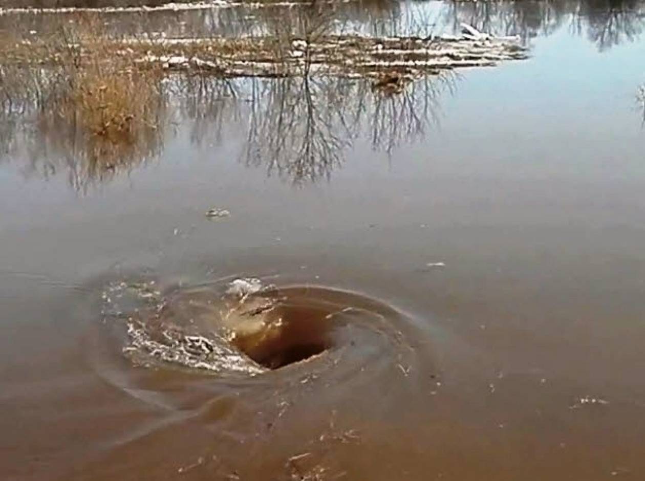 Βίντεο: Παλιρροιακή δίνη ρουφάει τα πάντα σε λίμνη της Λετονίας!