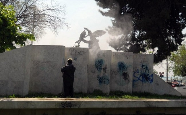 Καθαρίζουν τη Θεσσαλονίκη από γκράφιτι