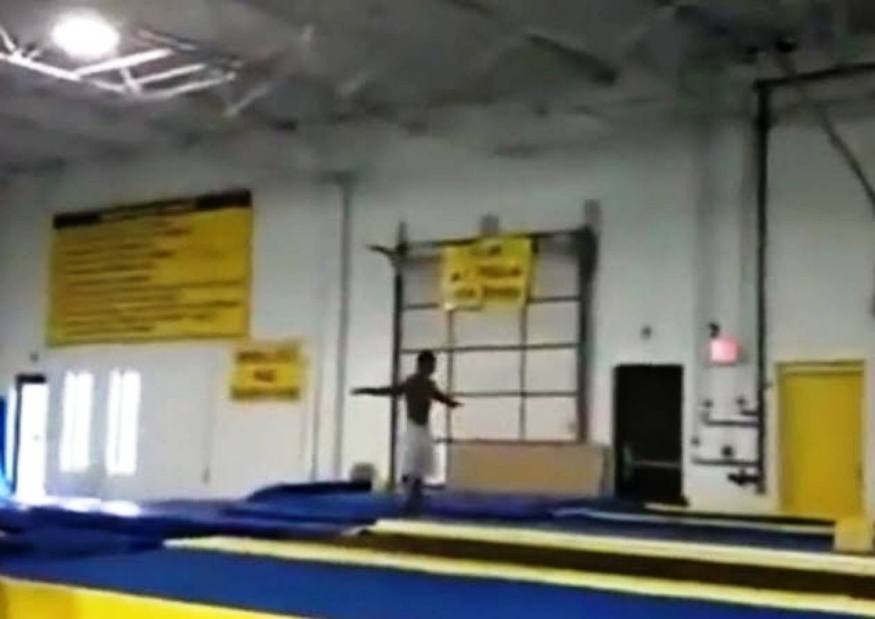 Βίντεο: Γυμναστής κάνει backflips... για μετάλλιο!