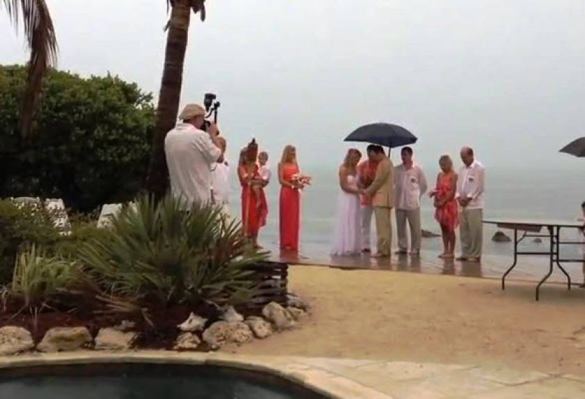 Βίντεο: Ήθελαν γάμο στην παραλία...