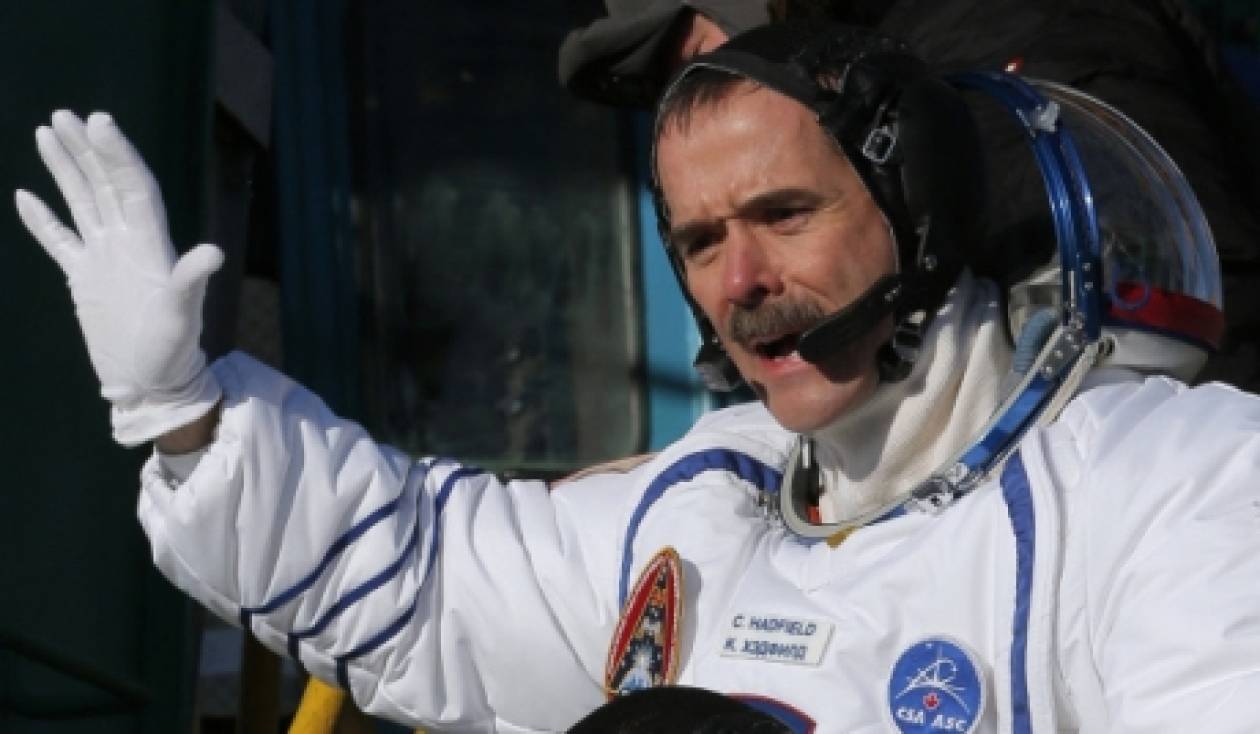 Οι αστροναύτες βρήκαν  «τρύπα από σφαίρα» σε ηλιακή μπαταρία του ΔΔΣ