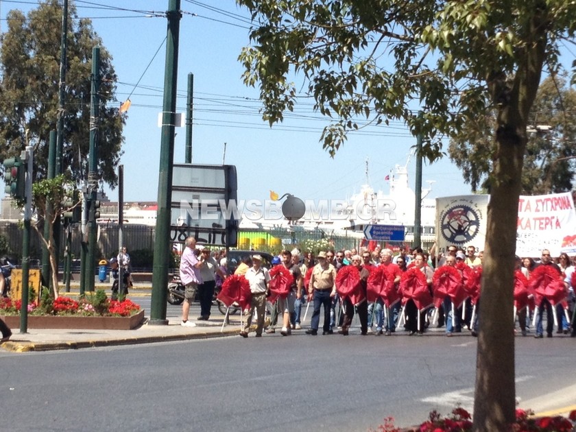 ΤΩΡΑ: Συγκέντρωση και πορεία για την Εργατική Πρωτομαγιά στον Πειραιά 