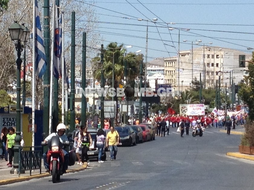 ΤΩΡΑ: Συγκέντρωση και πορεία για την Εργατική Πρωτομαγιά στον Πειραιά 