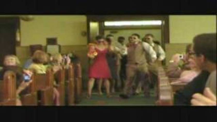 Βίντεο: Η πιο εντυπωσιακή είσοδος μελλόνυμφων στην εκκλησία!