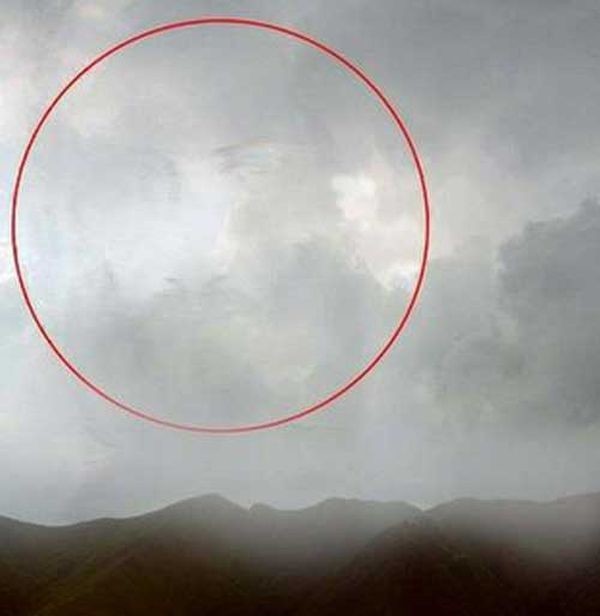 Η φωτογραφία που σαρώνει: Μορφή του Ιησού στα σύννεφα;