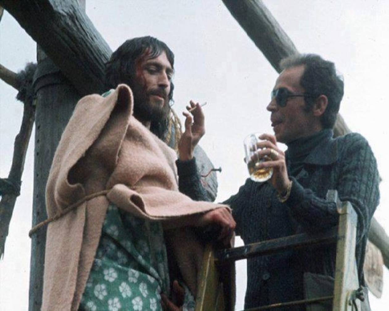 ΔΕΙΤΕ: Ο Ιησούς από τη Ναζαρέτ χαλαρώνει με τσιγάρο και κονιάκ!