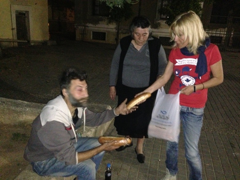 Αποστολή αγάπης τα βράδια στους περιφερόμενους αστέγους της Αθήνας