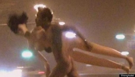 Σάλος στο διαδίκτυο: Γυμνή γυναίκα... κυνηγάει έναν γυμνό άνδρα! (pic)
