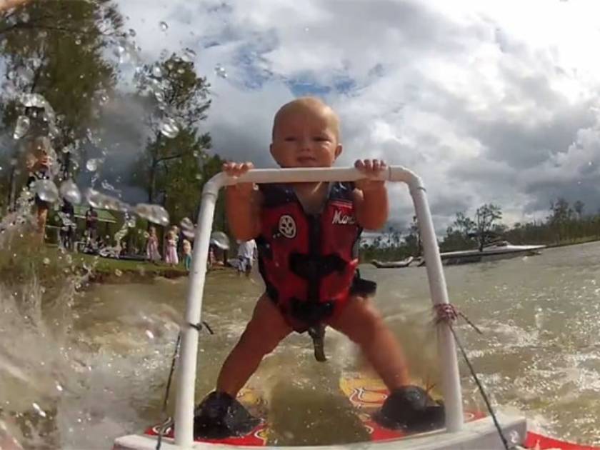 Βίντεο: Μωρό 7 μηνών κάνει σκι στο νερό