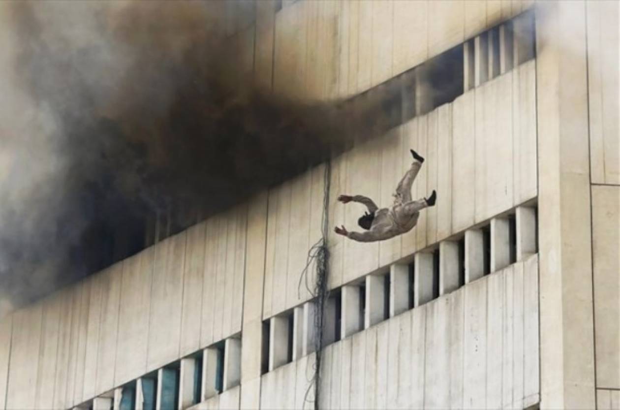 Πέντε νεκροί από πυρκαγιά σε κτίριο δεκατριών ορόφων