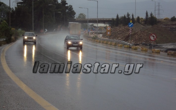 Λαμία: Έντονη βροχόπτωση στην Εθνική Οδό Αθηνών-Λαμίας