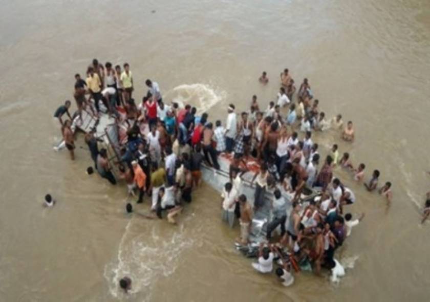 Τραγωδία: Πνίγηκαν 30 επιβάτες από πτώση λεωφορείου σε ποτάμι
