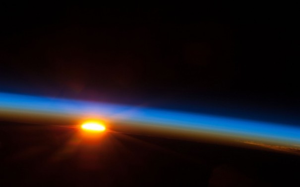 Κάνει το γύρο του διαδικτύου: Το ηλιοβασίλεμα από το διάστημα