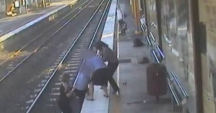 Συγκλονιστικό βίντεο: Έπεσε στις ράγες τραίνου για να σώσει έναν άνδρα