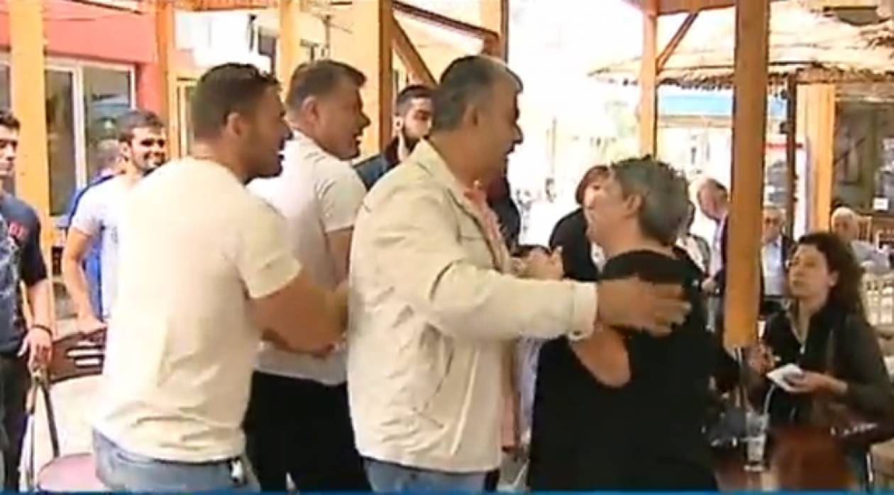 Γιαούρτωσαν βουλευτές του ΣΥΡΙΖΑ στο Τυμπάκι (Βίντεο)
