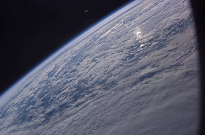 UFO πάνω από τη Γη σε φωτογραφία της NASA!