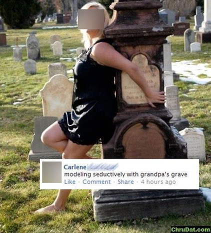 Δείτε την φωτογραφία που έβγαλε σε νεκροταφείο και σόκαρε το Facebook