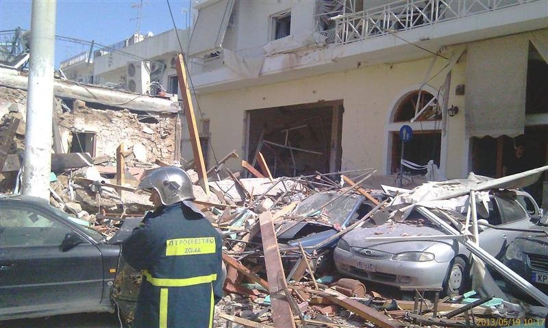 Οι πρώτες φωτογραφίες από την έκρηξη στη Σαλαμίνα (photos)
