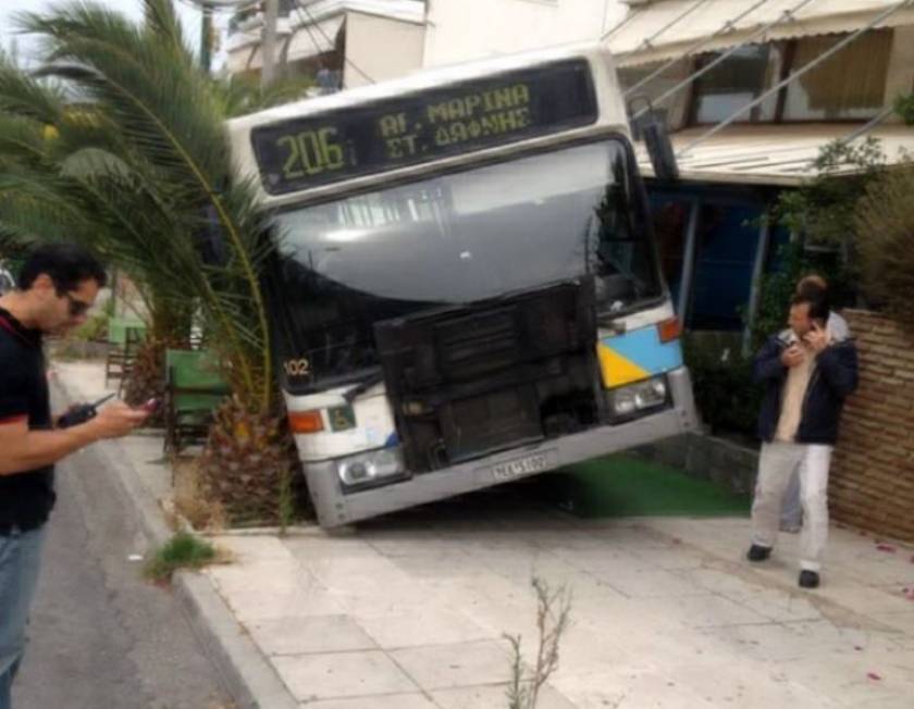 ΣΟΚ: Λεωφορείο μπήκε σε καφετέρια στην Ηλιούπολη (ΦΩΤΟΡΕΠΟΡΤΑΖ)