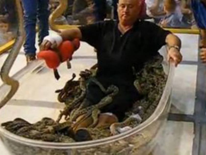 Βίντεο: Μπήκε στην μπανιέρα με 195 φίδια!