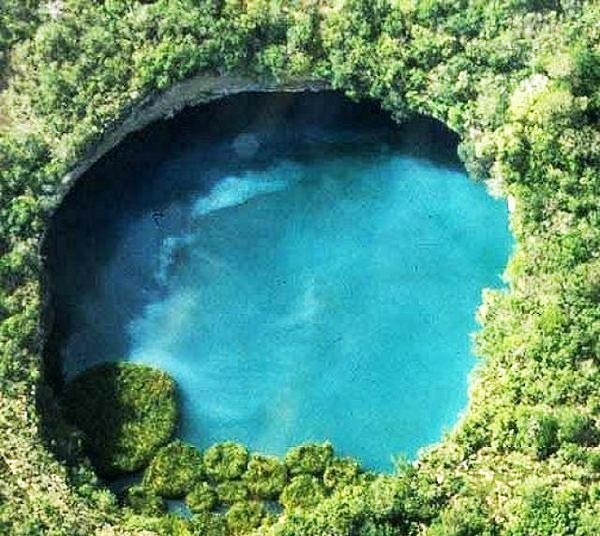 Εντυπωσιακές φωτογραφίες: Η πιο βαθιά φυσική «πισίνα» στον κόσμο!