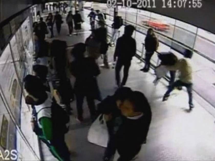ΣΟΚ: Κλέφτης αρπάζει κινητό κοπέλας και τον πατάει λεωφορείο
