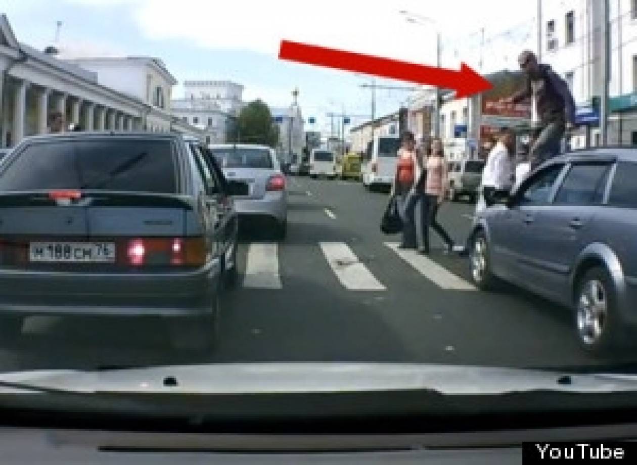 Απίστευτο βίντεο: Η εκδίκηση του... πεζού! Δείτε τι έκανε στον οδηγό