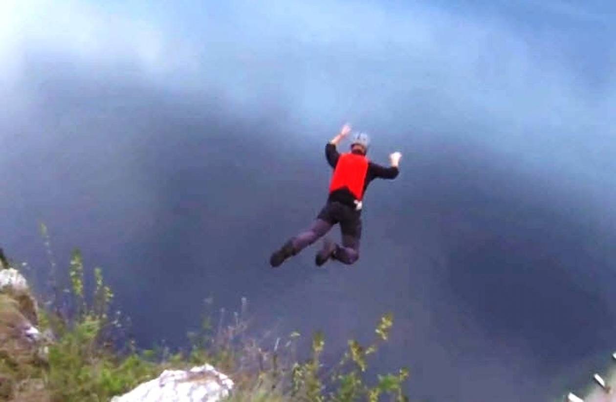 Βίντεο: Γλύτωσε από θαύμα σε ελεύθερη πτώση!