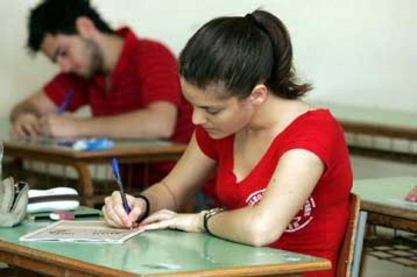 Πανελλήνιες 2013: Μαθήτρια κατέρρευσε μέσα στην αίθουσα των εξετάσεων
