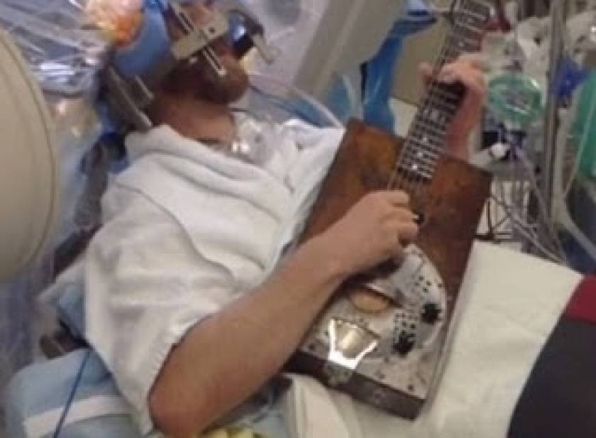 Aπίστευτο: Έπαιζε κιθάρα ενώ του χειρουργούσαν τον εγκέφαλο
