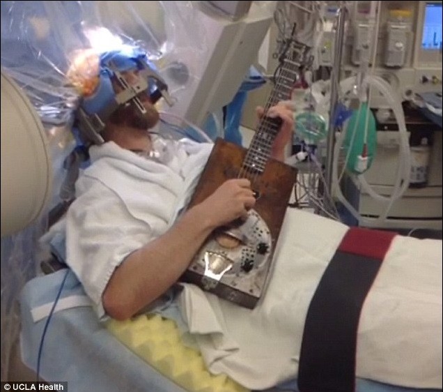 Aπίστευτο: Έπαιζε κιθάρα ενώ του χειρουργούσαν τον εγκέφαλο