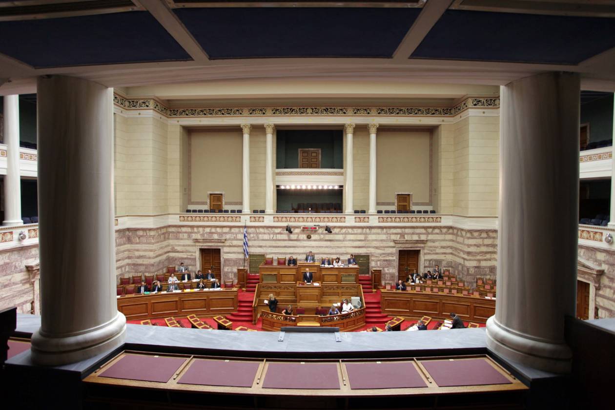 Δείτε ποιοι από τους 300 κουβαλούν «κουμπούρια» στη Βουλή