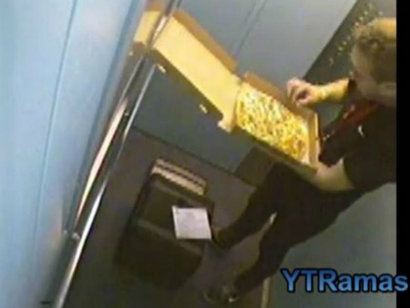 Βίντεο: Ο πιτσαδόρος έτρωγε την πίτσα μέσα στον ασανσέρ!