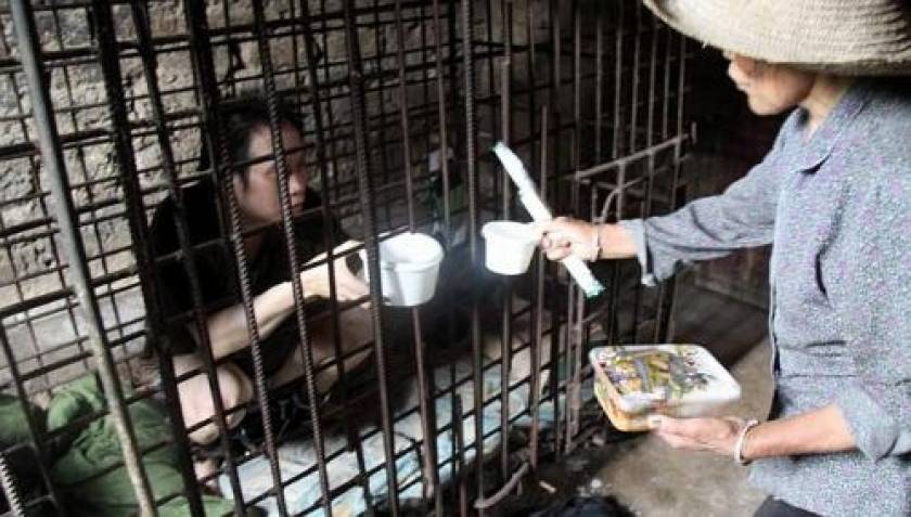 Κρατούσαν ψυχασθενή  επί 11 χρόνια  φυλακισμένο σε κλουβί