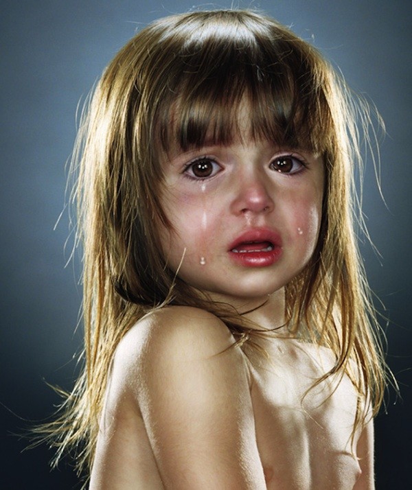 ΣΟΚ: Δείτε τι έκανε σε μικρά παιδιά για να τα φωτογραφίζει να κλαίνε