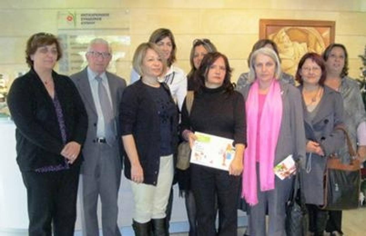 Τουρκοκύπρια συγγραφέας προσφέρει 1,000 ευρώ σε ΜΚΟ στη Λάρνακα
