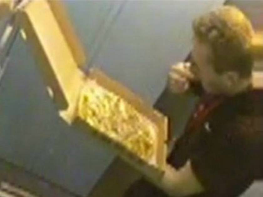 Βίντεο-ΣΟΚ: Δείτε τι έκανε «ντελιβεράς» λίγο πριν παραδώσει την πίτσα!