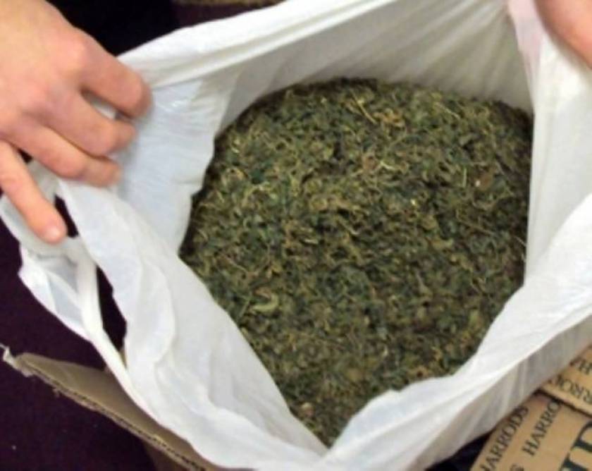 Έκρυβαν 196 κιλά ναρκωτικών σε καυσόξυλα