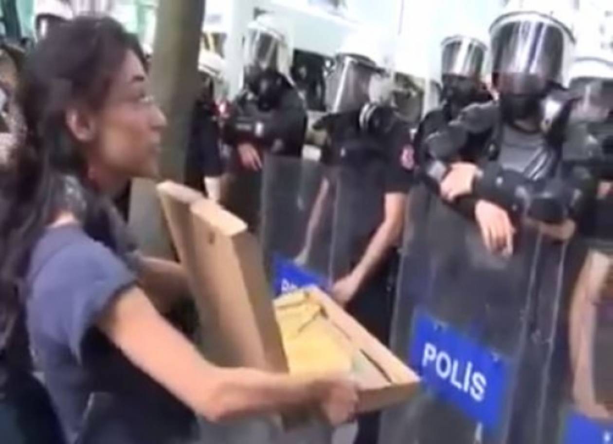 Τουρκία: Δείτε τι προσφέρει διαδηλώτρια στους αστυνομικούς (vid)